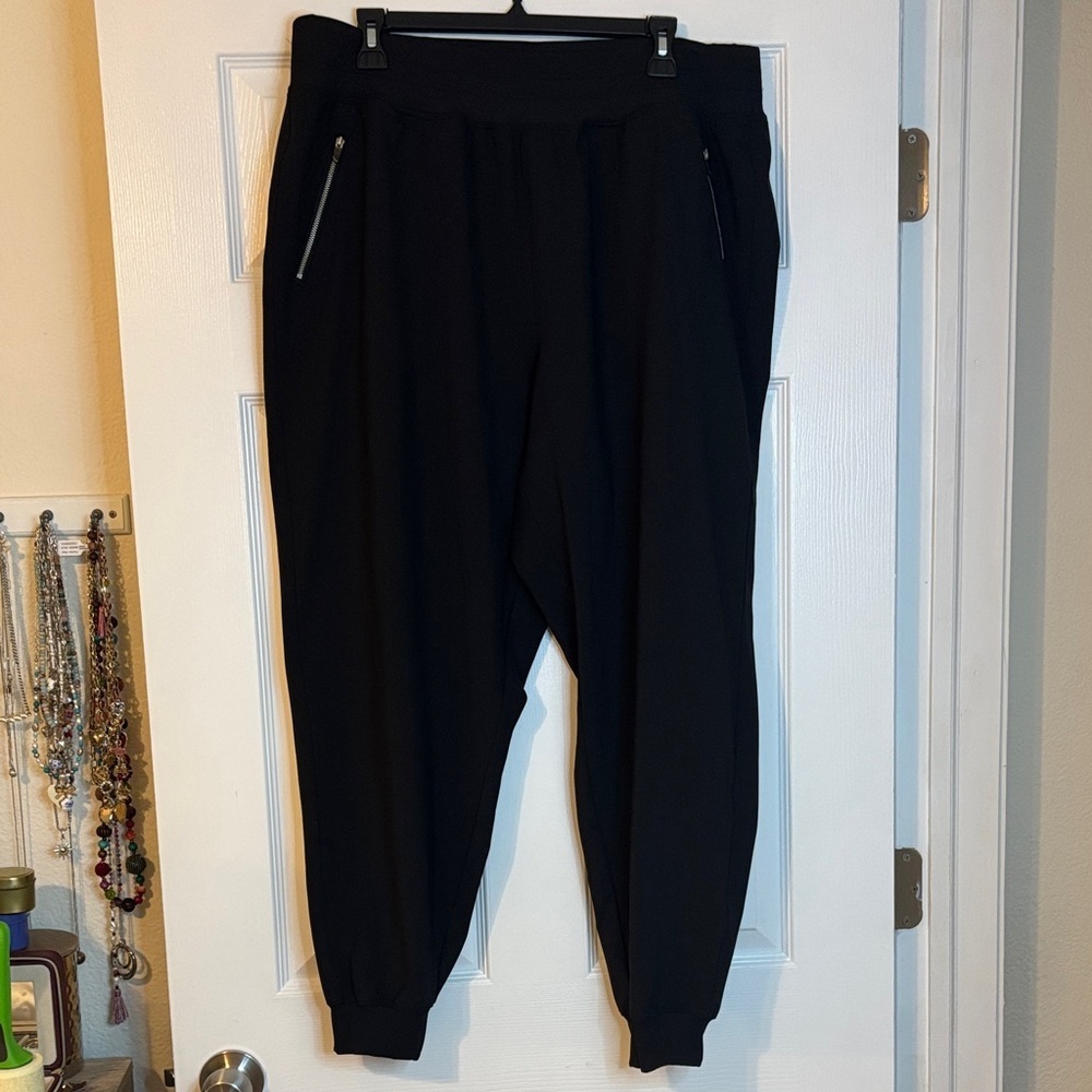 LIVI Joggers with Zipper Pockets-Black-Size 18/20